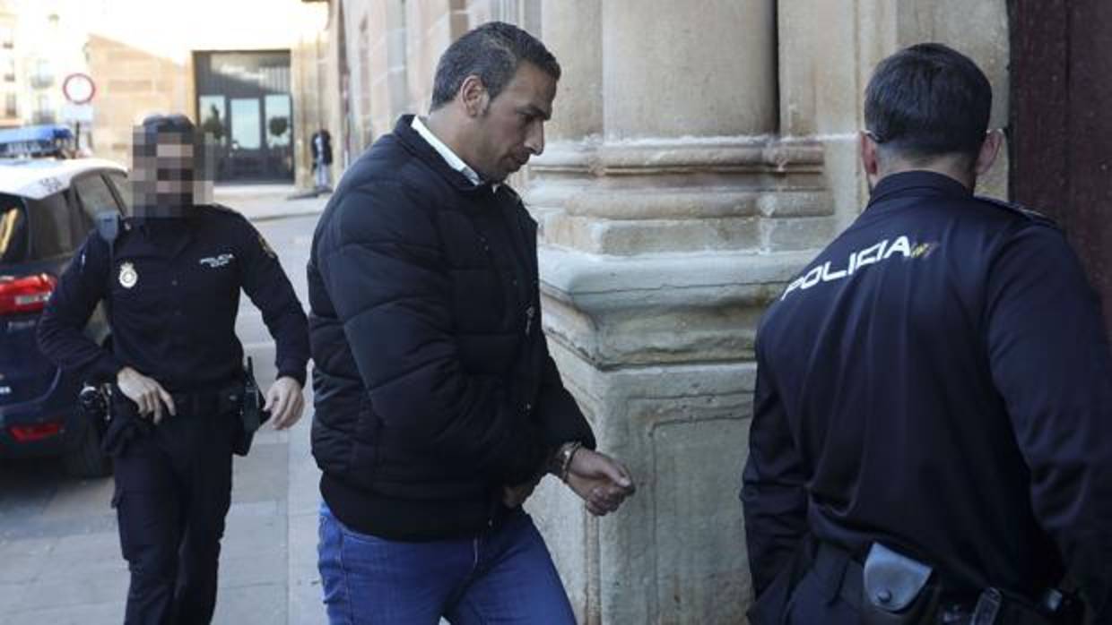 Driss Faseh, presunto asesino de su esposa Rachida Nour, escoltado por la policía para asistir al juicio