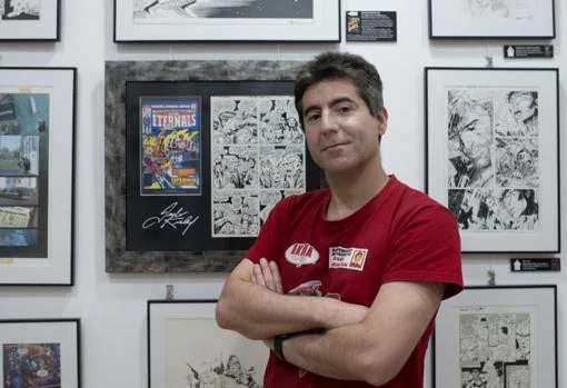 Jesús Marugán, propietario de Akira Cómics, en el museo de originales «Jack Kirby» de su tienda