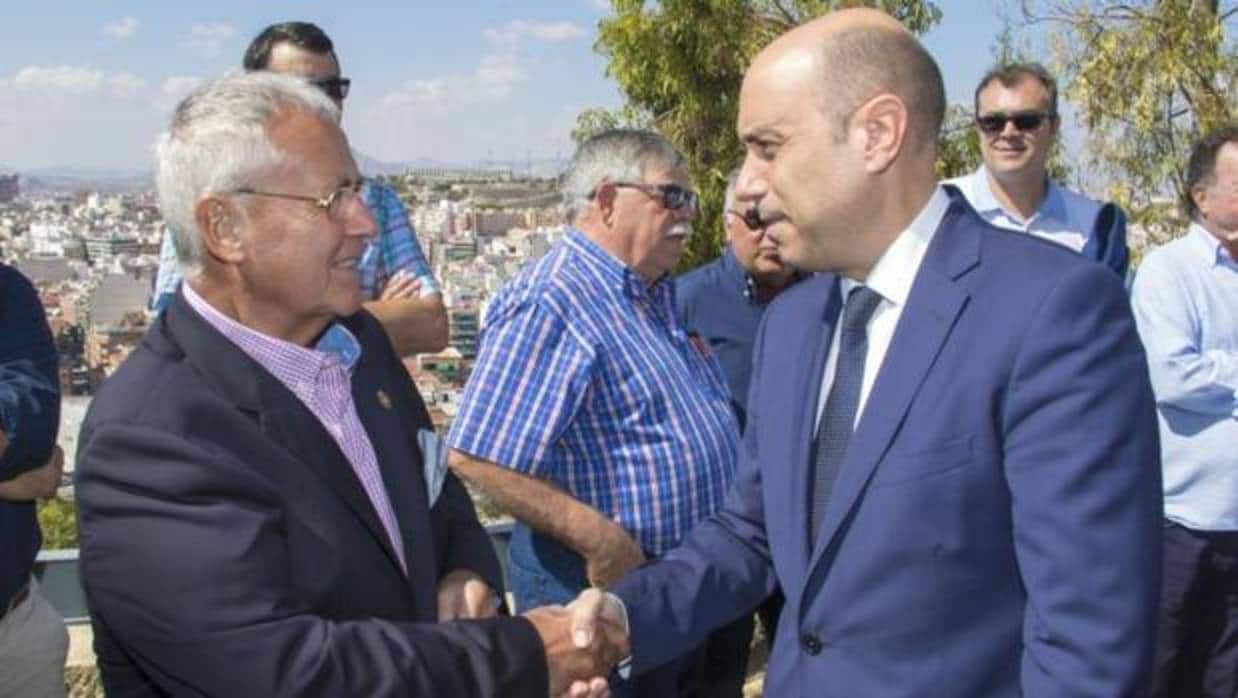Luis Díaz Alperi saludando al actual alcalde de Alicante, Gabriel Echávarri