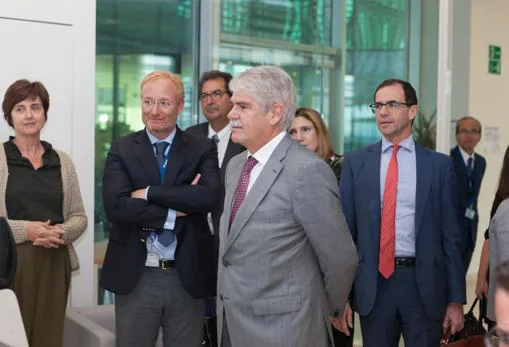 El ministro Alfonso María Dastis durante su visita a la agencia europea alicantina