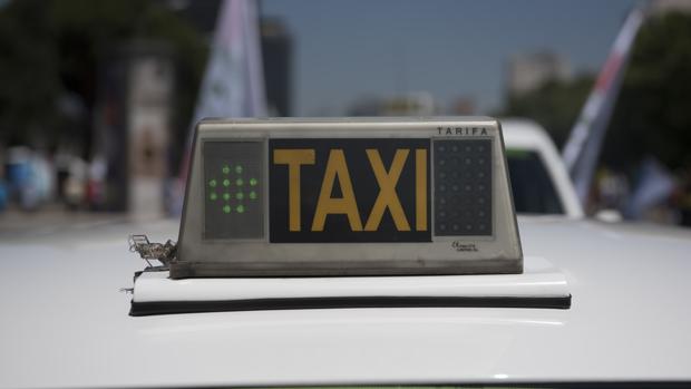 Investigan a un taxista por dejar conducir su coche a su hijo de 12 años