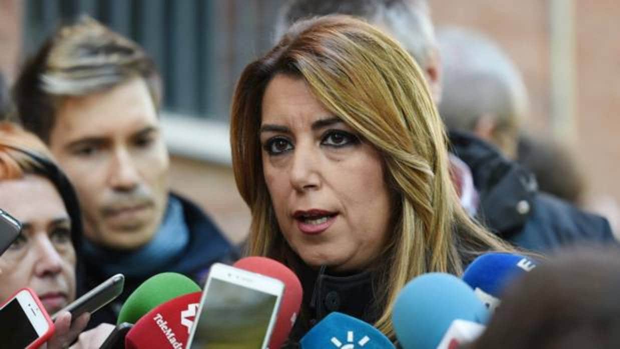 La presidenta andaluza, Susana Díaz, atiende a los medios a su llegada a la reunión del Comité Federal del PSOE