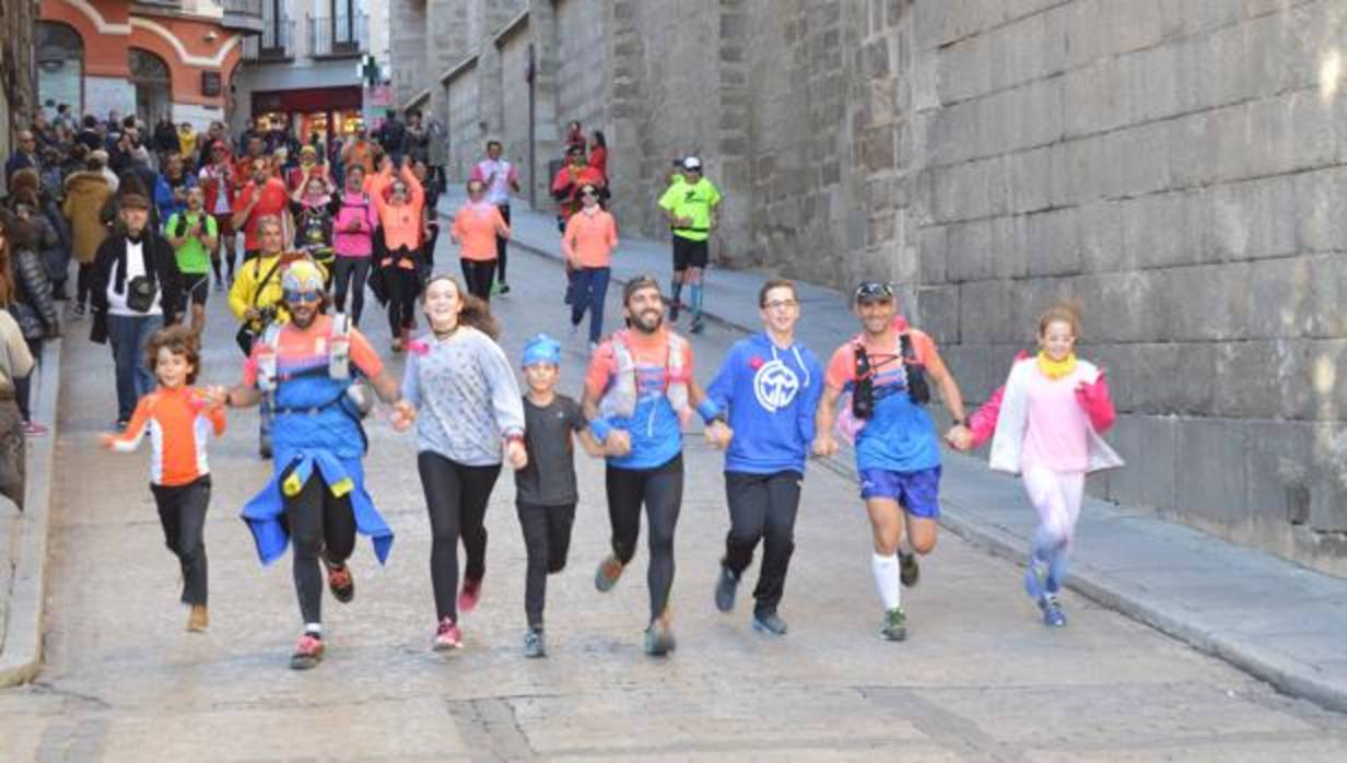 Jesús, Ángel y Alberto entrando este sábado en la plaza del Ayuntamiento de Toledo