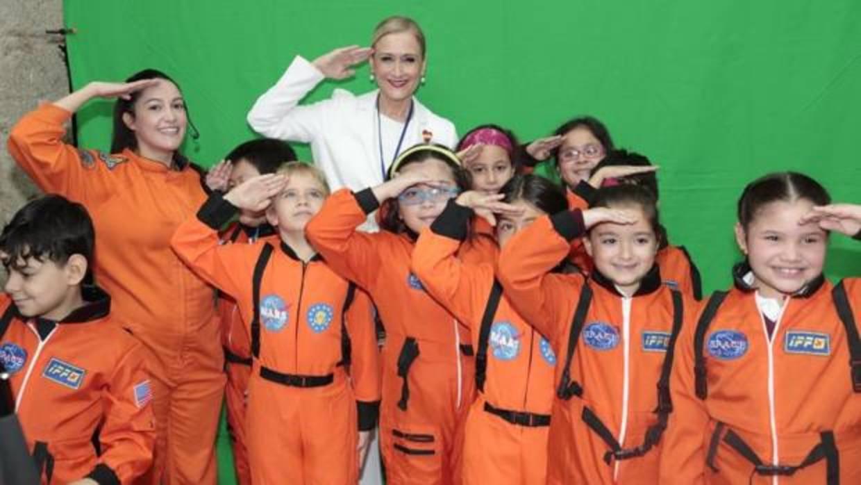 La presidenta Cifuentes, con un grupo de escolares ataviados como pequeños astronautas