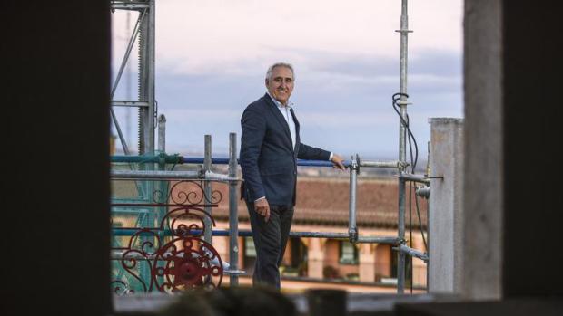 Adolfo Muñoz, en la terraza del hotel, todavía en obras