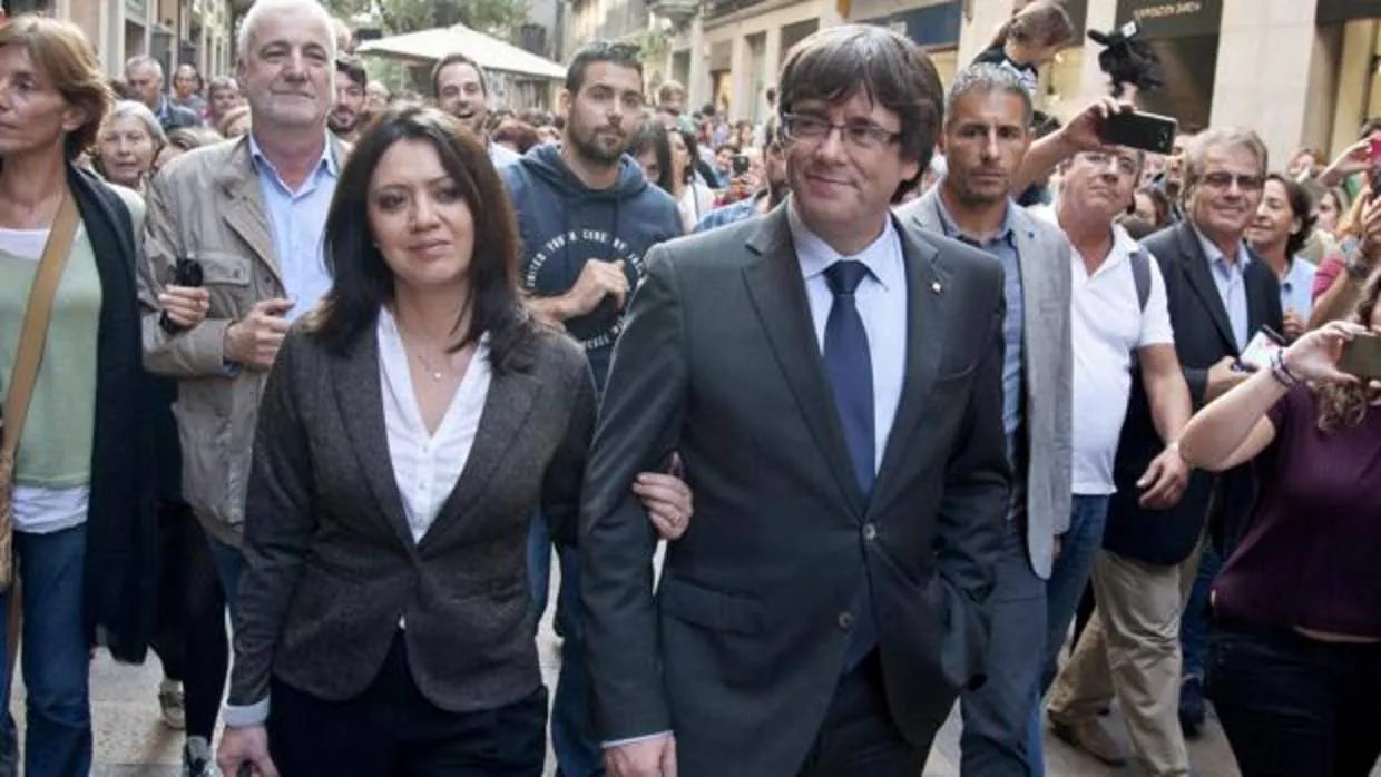 El expresidente de la Generalitat, Carles Puigdemont, camina junto a su esposa