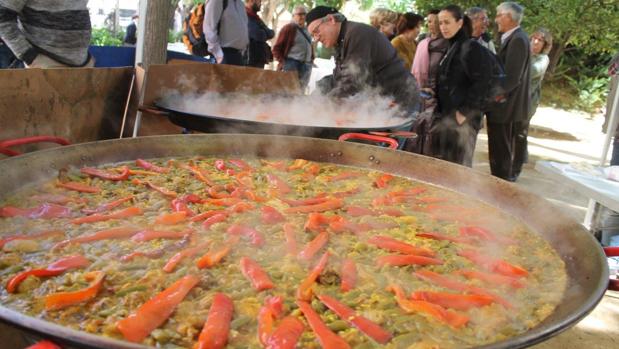 El chef Kiko Moya experimenta con el arroz bomba de Pego-Oliva: «Es idóneo para el arroz meloso»