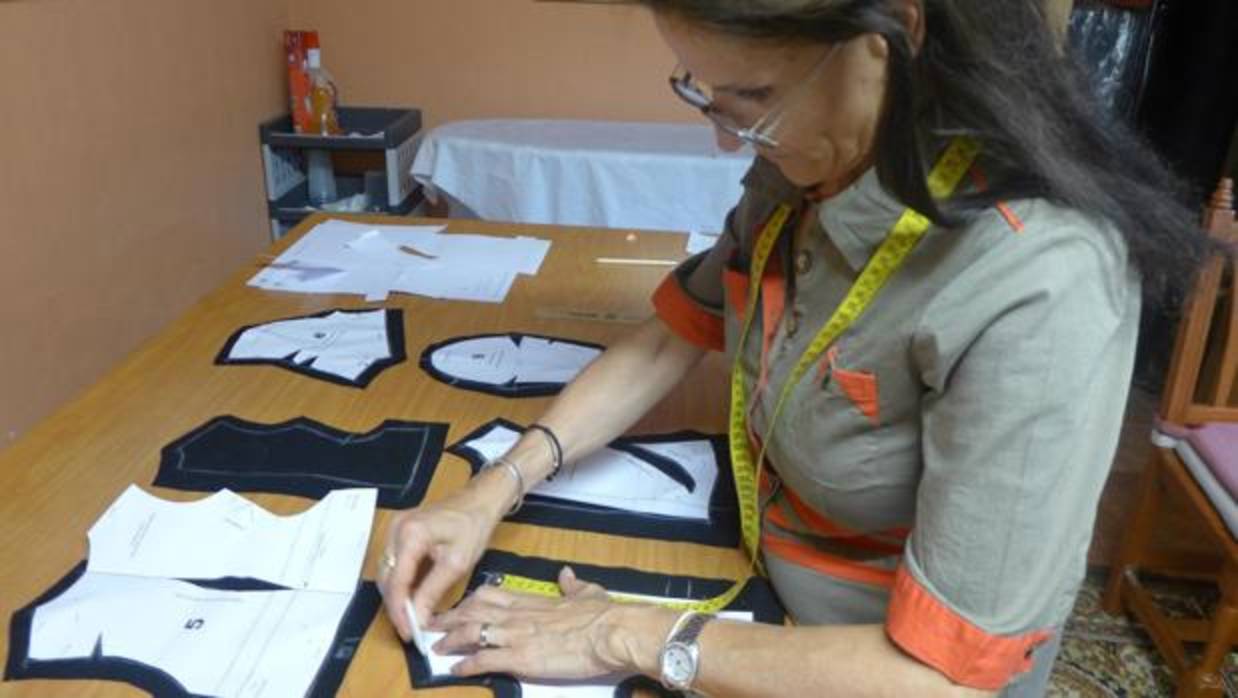 Conchi Bayón, y su ayudante Rosario Martín han invertido 200 horas en la elaboración del traje