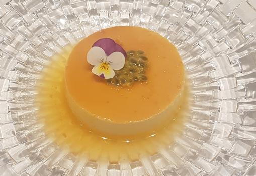 Flan de queso con maracuyá