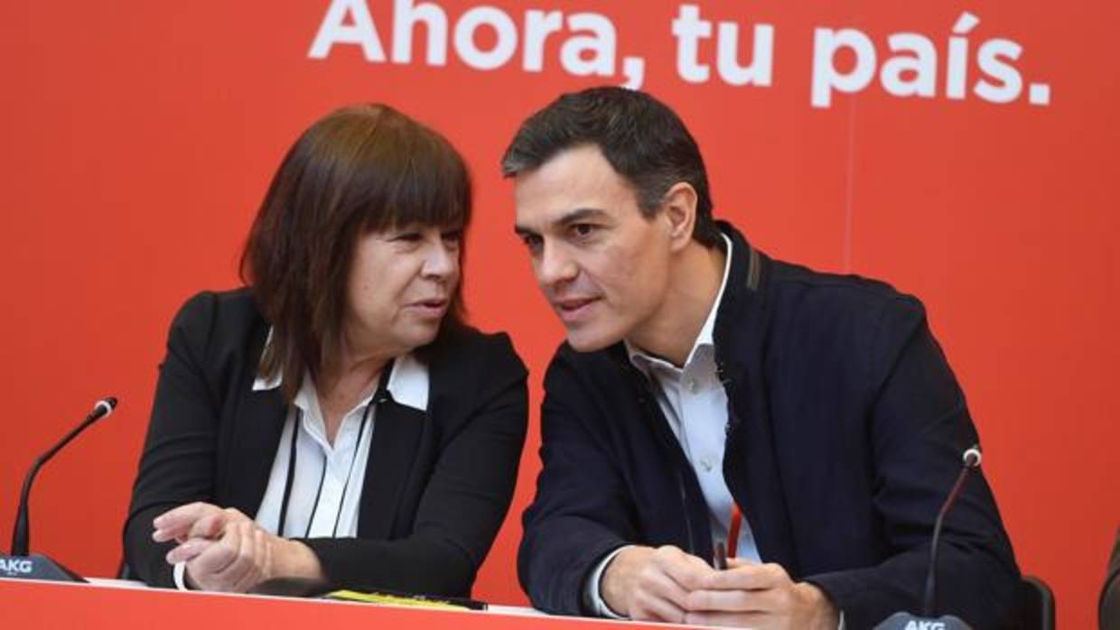 Cristina Narbona charla con Pedro Sánchez, en una imagen de archivo
