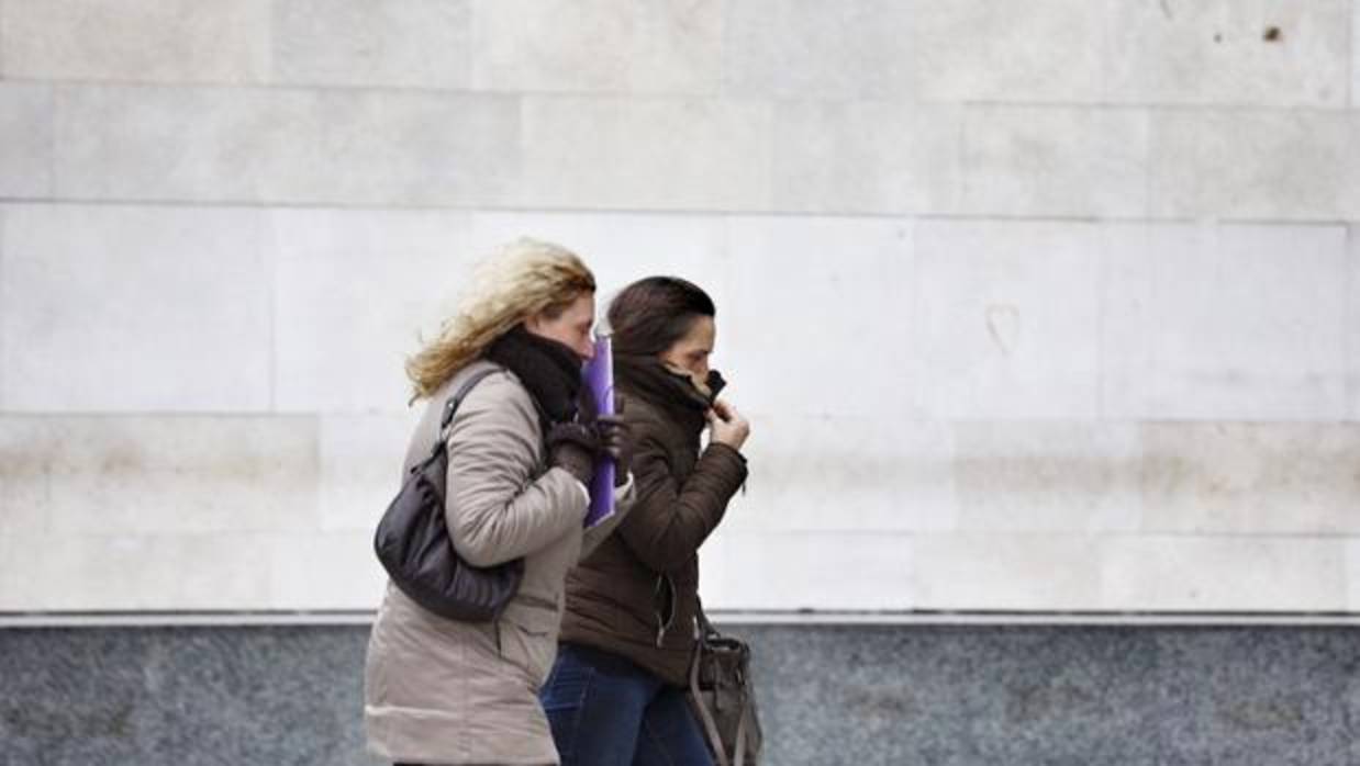 Dos mujeres se protegen del frío en Valencia en una imagen de archivo