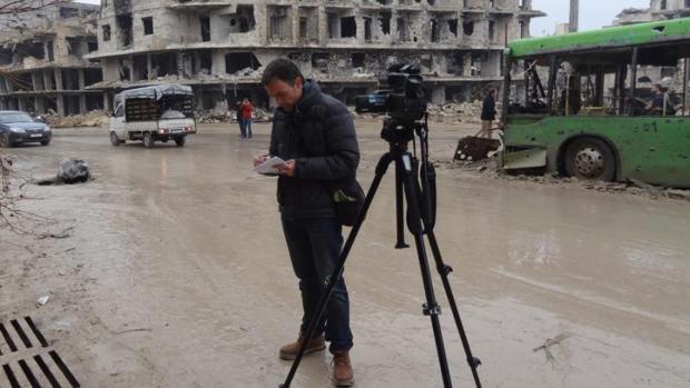 Mikel Ayestaran, preparando una crónica desde Alepo (Siria)