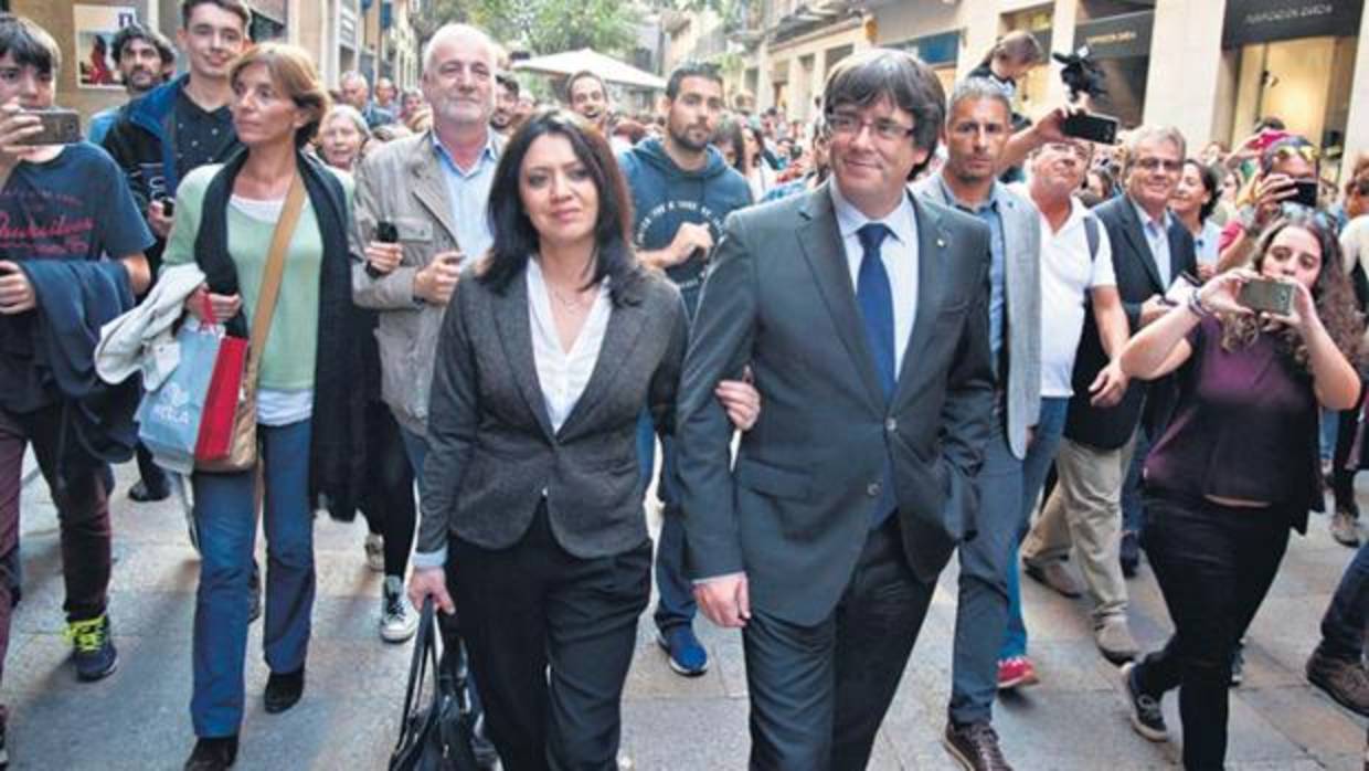 Interior abre expediente al mosso que escolta a Puigdemont