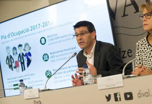 Imagen de Jorge Rodríguez y Conxa García durante la presentación del plan