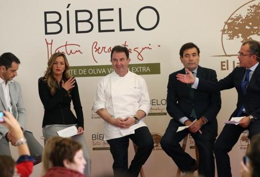 Presentación de el aceite «Bíbelo» en el Museo ABC. De izquierda a derecha: el químico Maximiliano Arteaga; Lara Muñoz, directora de marketing de El Jardín de Almayate; el chef Martín Berasategui; el secretario general de agricultura y alimentación, Carlos Cabanas; y José María Criado, su director general del grupo agrícola