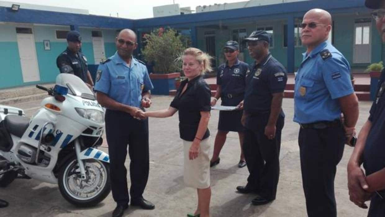 La embajadora de España en Cabo Verde, Caridad Batalla, entrega motos de la Guardia Civil