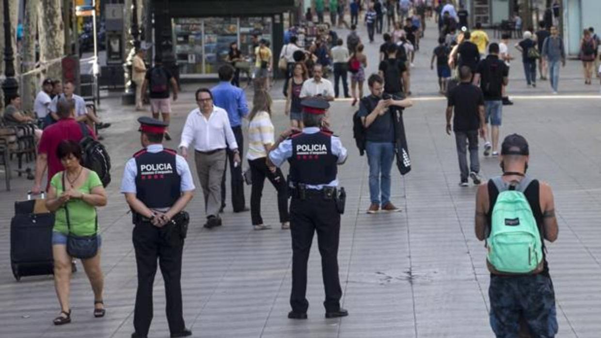 Dos agentes de los Mossos d'Esquadra en La Rambla de Barcelona