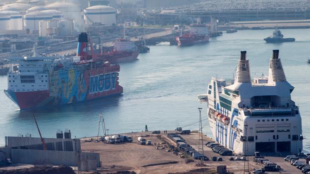 El barco Piolín abandona el puerto de Barcelona