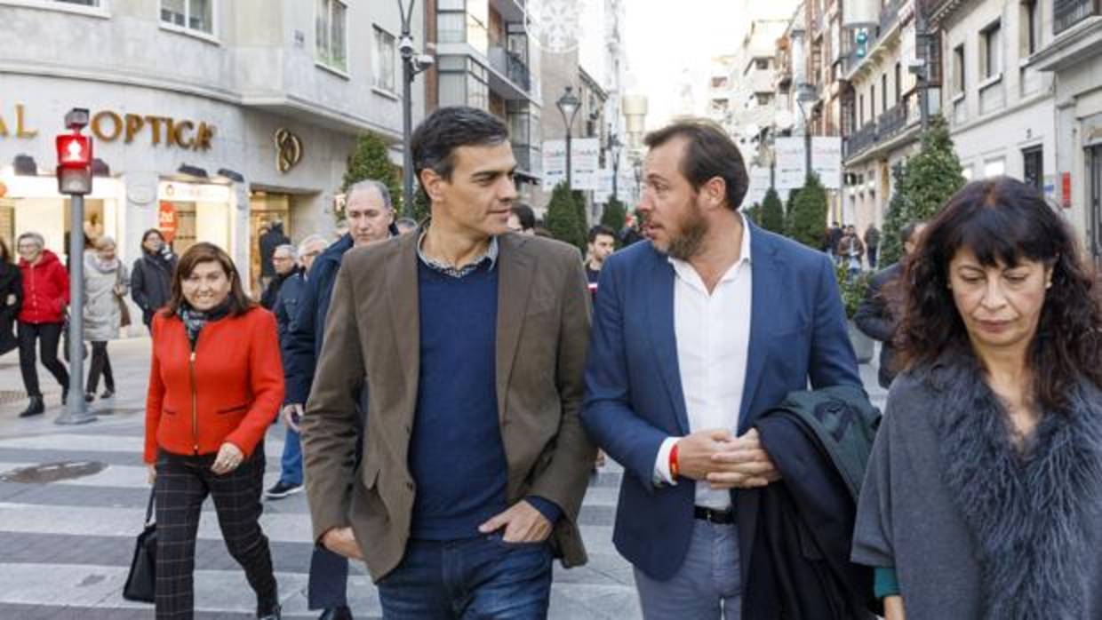 Pedro Sánchez y Óscar Puente se saltan un semáforo en rojo en el centro de Valladolid