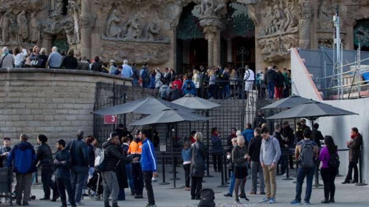 Un grupo de turistas a las puertas de la Sagrada Familia
