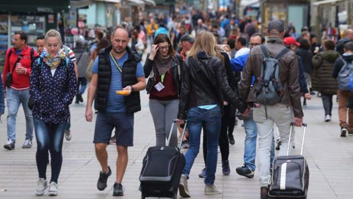 El número de turistas extranjeros cayó durante el mes de octubre un 12 % en Cataluña