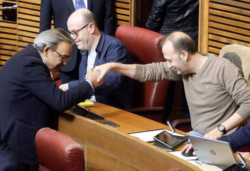 Manolo Mata saluda a Alexis Marí, quien ha votado contra las enmiendas de la oposición