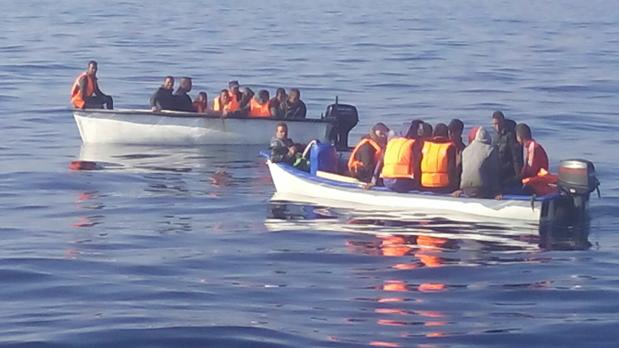 Llegan a Torrevieja dos pateras con 21 inmigrantes a bordo