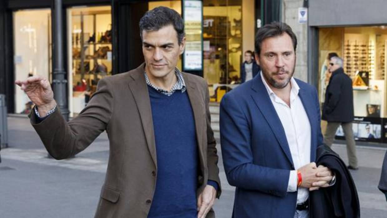 Pedro Sánchez y Óscar Puente paseaban este jueves por una céntrica calle de Valladolid