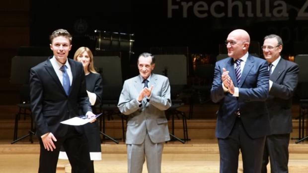 El ganador, el estadounidense Ryan Reilly, recibe el premio de manos del presidente de la Diputación de Valladolid