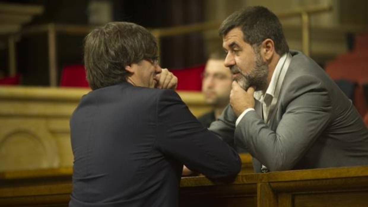 Carles Puigdemont junto a Jordi Sànchez en el Parlament