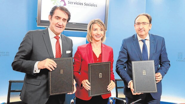 Suárez-Quiñones, García y Polanco, ayer en la firma del protocolo