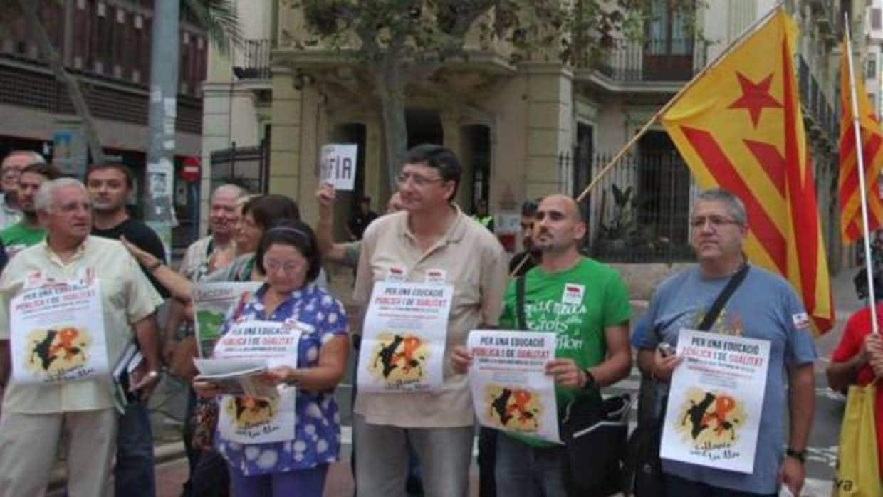 Beliido, segundo por la izquierda, en una manifestación esteladas catalanistas en Alicante