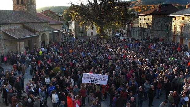 Cientos de personas piden en Velilla unidad a las administraciones contra el cierre de la térmica