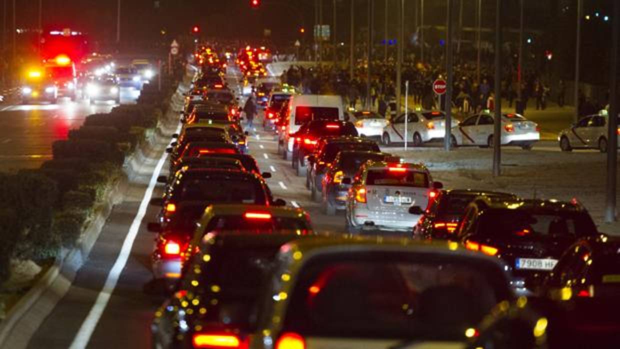 Centenares de coches atascados y aficionados, ayer, en el entorno del Wanda Metropolitano