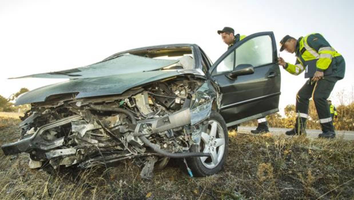 Agentes de la Guardia Civil en el lugar en el que se produjo el accidente