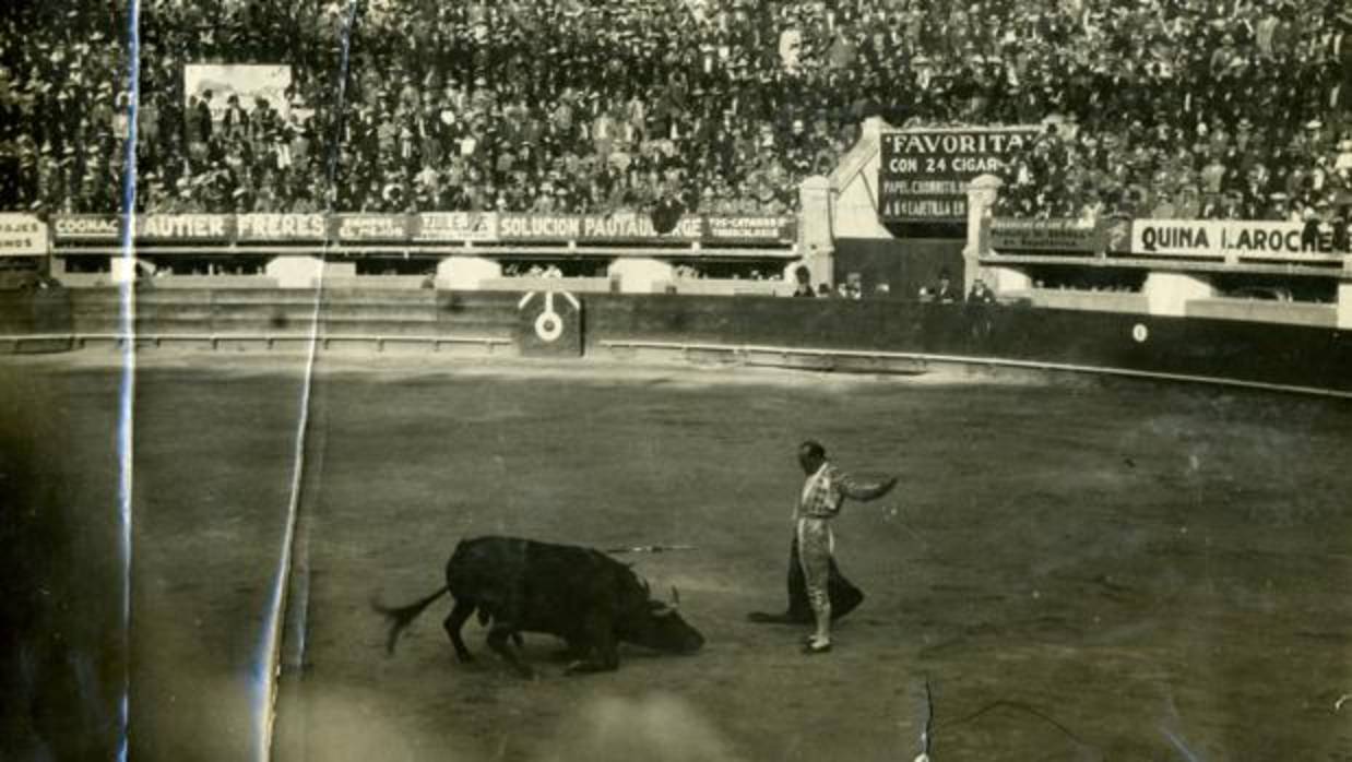 El torero Ignacio Sánchez Mejías, durante una de sus faenas