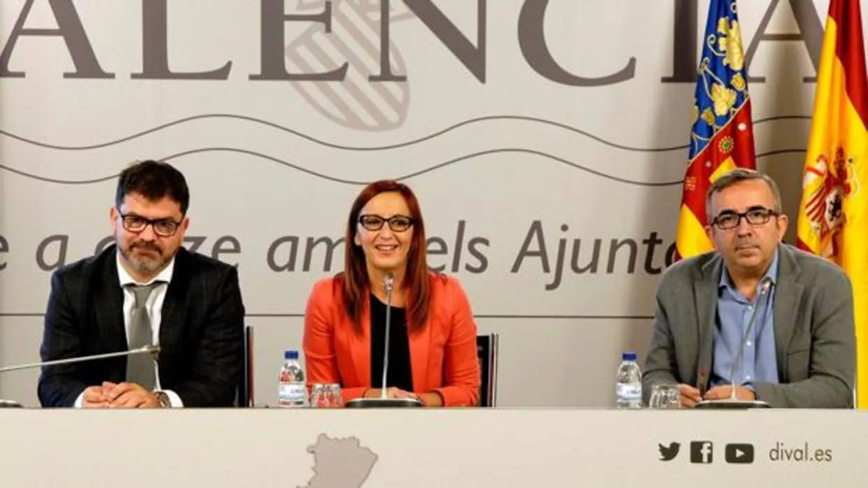 El diputat Emili Altur, la vicepresidenta Mª Josep Amigó i el diputat Voro Femenía