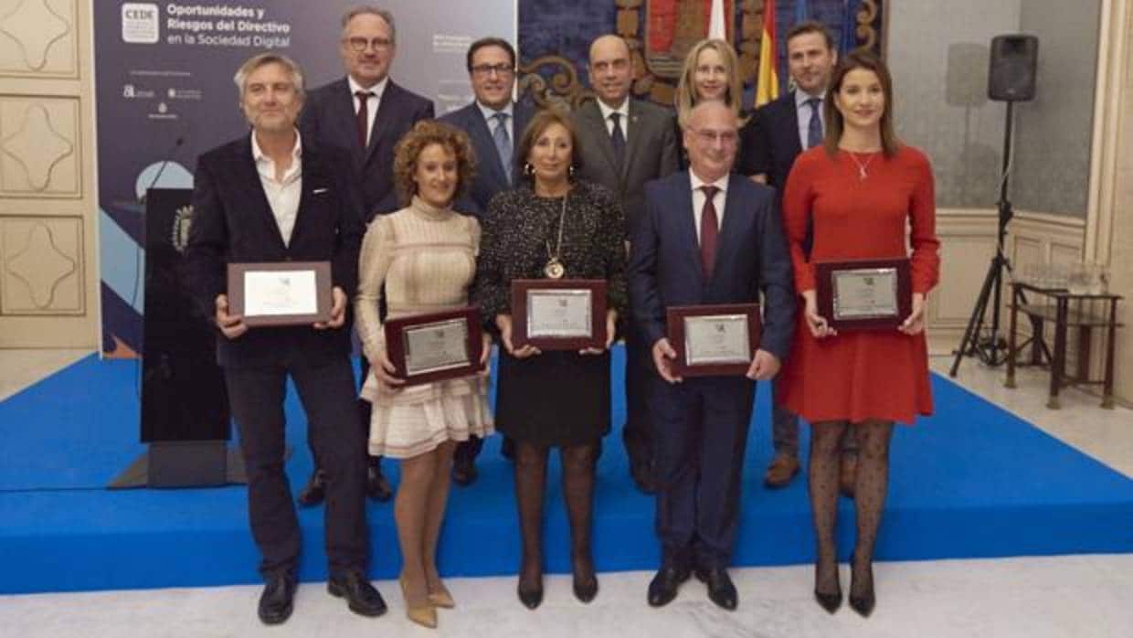 Los premiados por CEDE, con las autoridades y representantes de la confederación de directivos