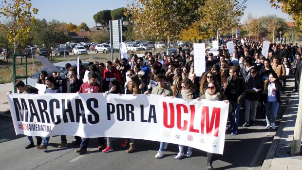 Miles de estudiantes salen a la calle para pedir mejor financiación para la Universidad regional