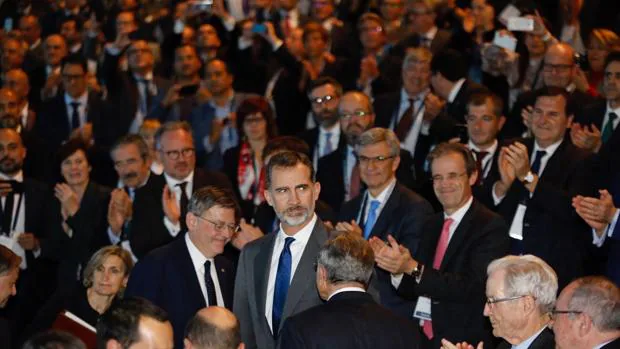 El Rey Felipe VI rodeado de directivos y autoridades en el congreso de CEDE en Alicante