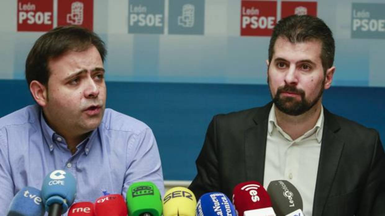 Tudanca (derecha), junto al exsecretario del PSOE de León, Tino Rodríguez, en una imagen de archivo