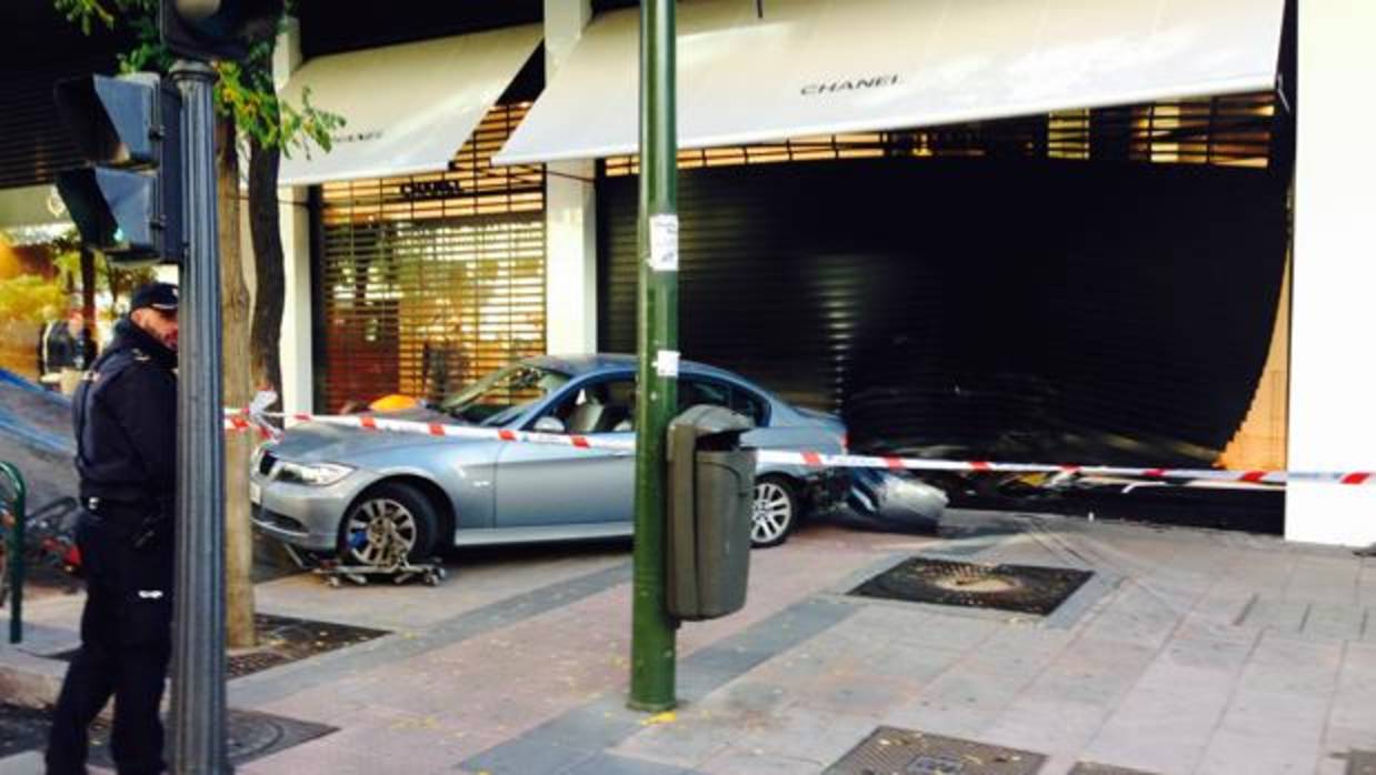 El coche empotrado en el escaparate de la tienda