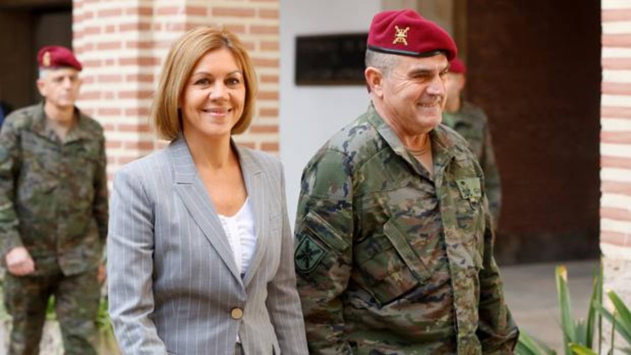 María Dolores de Cospedal, durante la visita a las unidades del Ejército de Tierra en Valencia