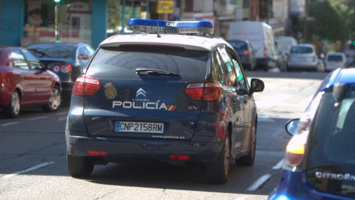 Un coche de la Policía Nacional patrulla por las calles de Madrid