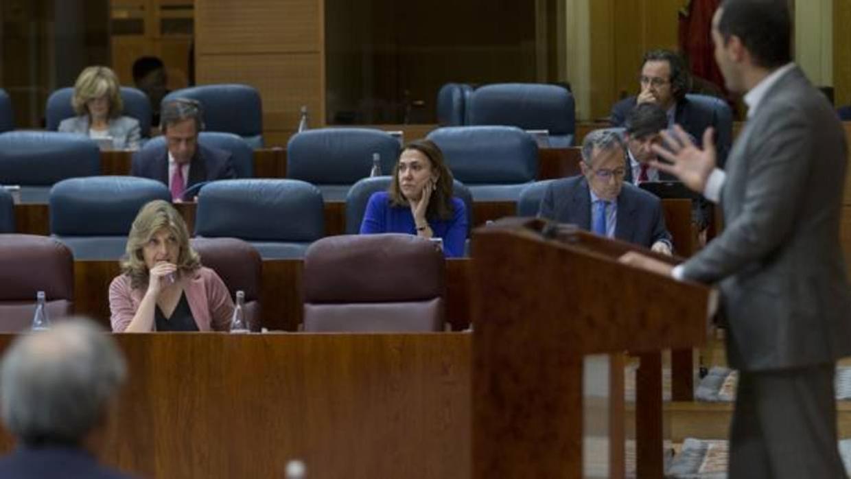 Engracia HIdalgo, consejera de Hacienda, escucha a Ignacio Aguado (Cs), partido con el que han acordado los presupuestos de 2018
