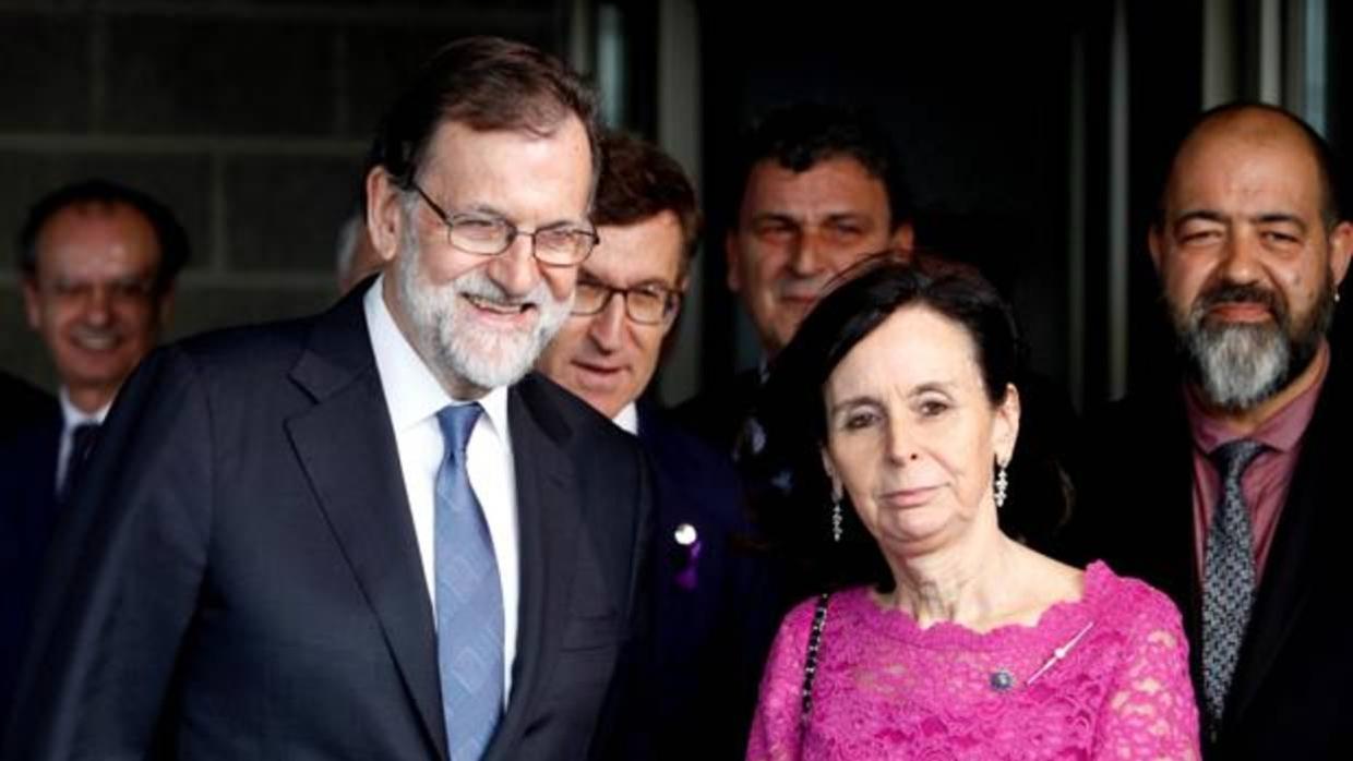 Mariano Rajoy (izda) junto a la expresidenta del Tribunal Constitucional, María Emilia Casas a quien ha entregado el Premio Fernández Latorre