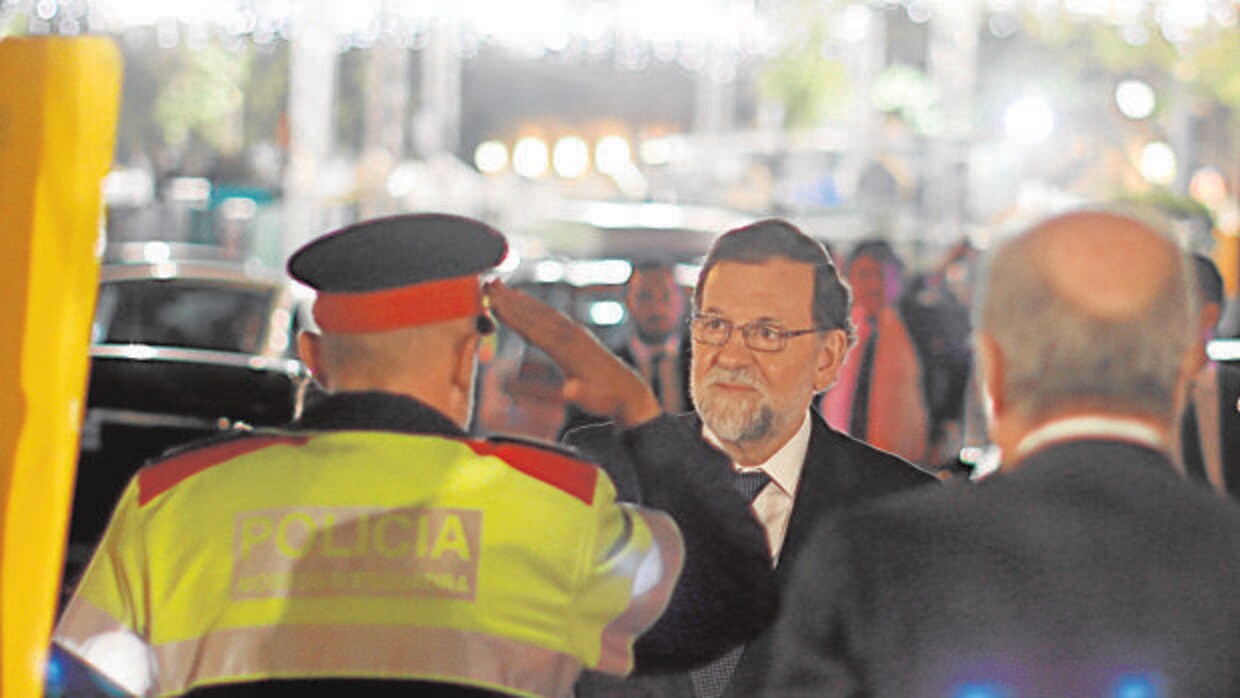 Un mosso d'Esquadra saluda al presidente del Gobierno, a su llegada a Barcelona