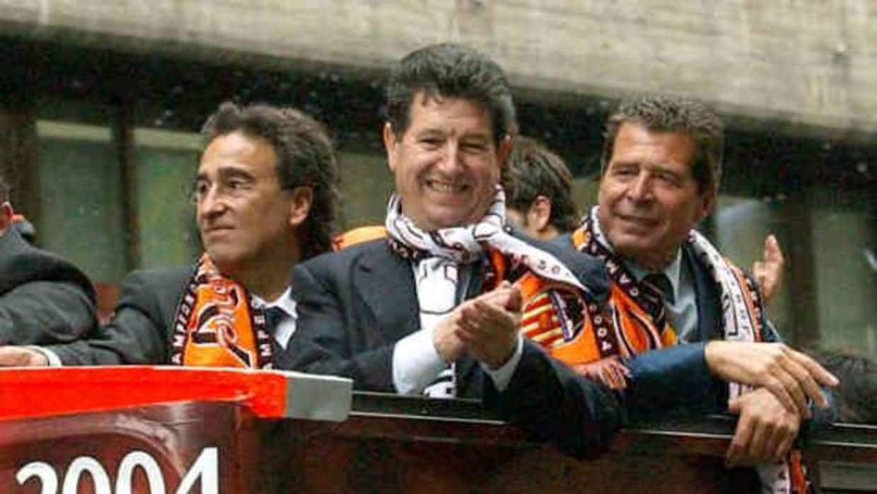 Imagen de Jaume Ortí, en el centro, durante la celebración de la Liga ganada por el Valencia en 2004