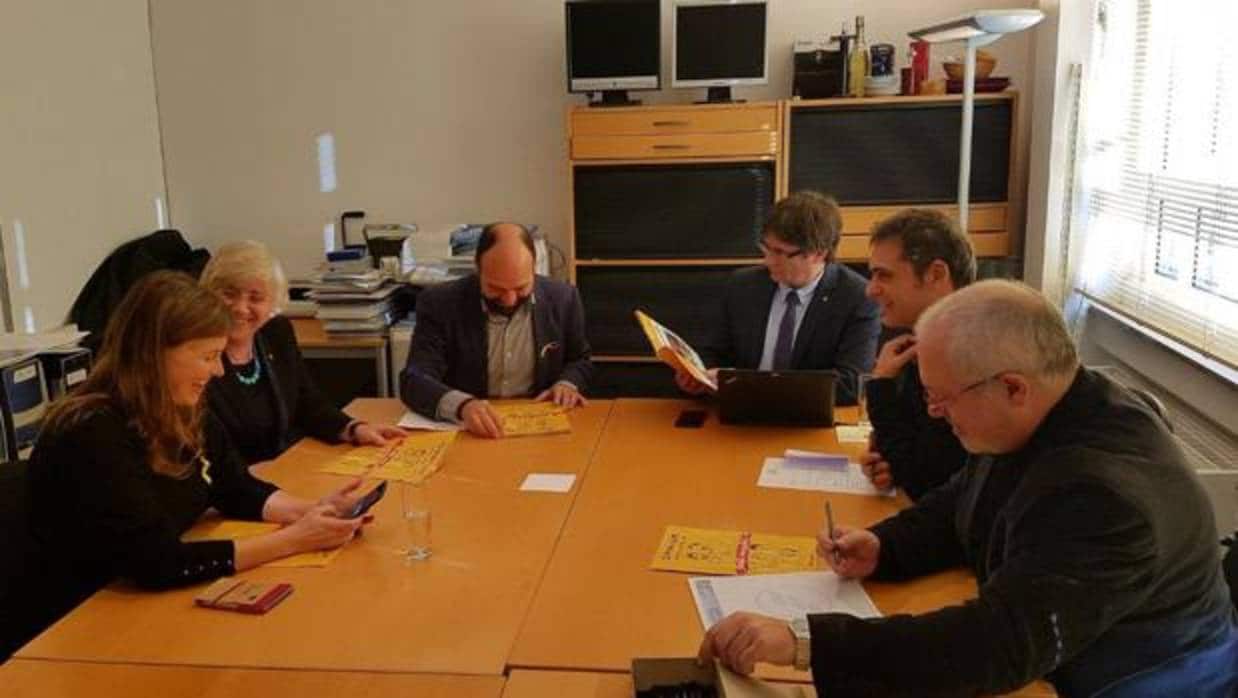 Un momento de la reunión entre Puigdemont, los exconsejeros y representantes de Òmnium Cultural
