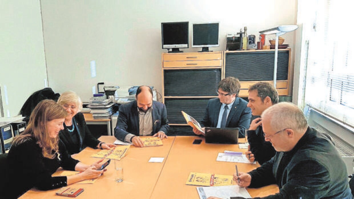 Puigdemont en una reunión con sus colaboradores en Bruselas